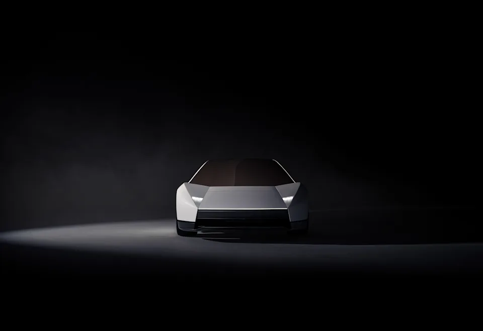 어두운 배경에서 본 은색 신형 Tesla Roadster의 앞쪽 모습